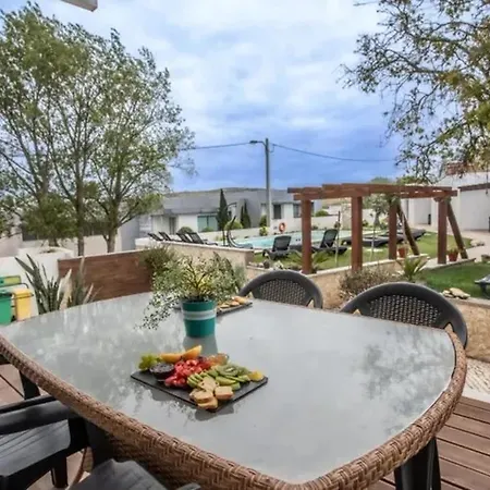 בית נופש Spacious House In Atalaia With Shared Pool