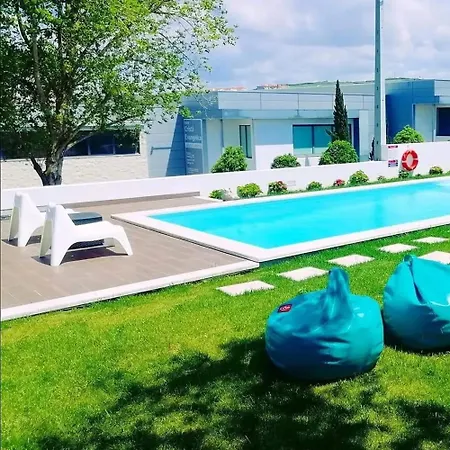 Spacious House In Atalaia With Shared Pool בית נופש